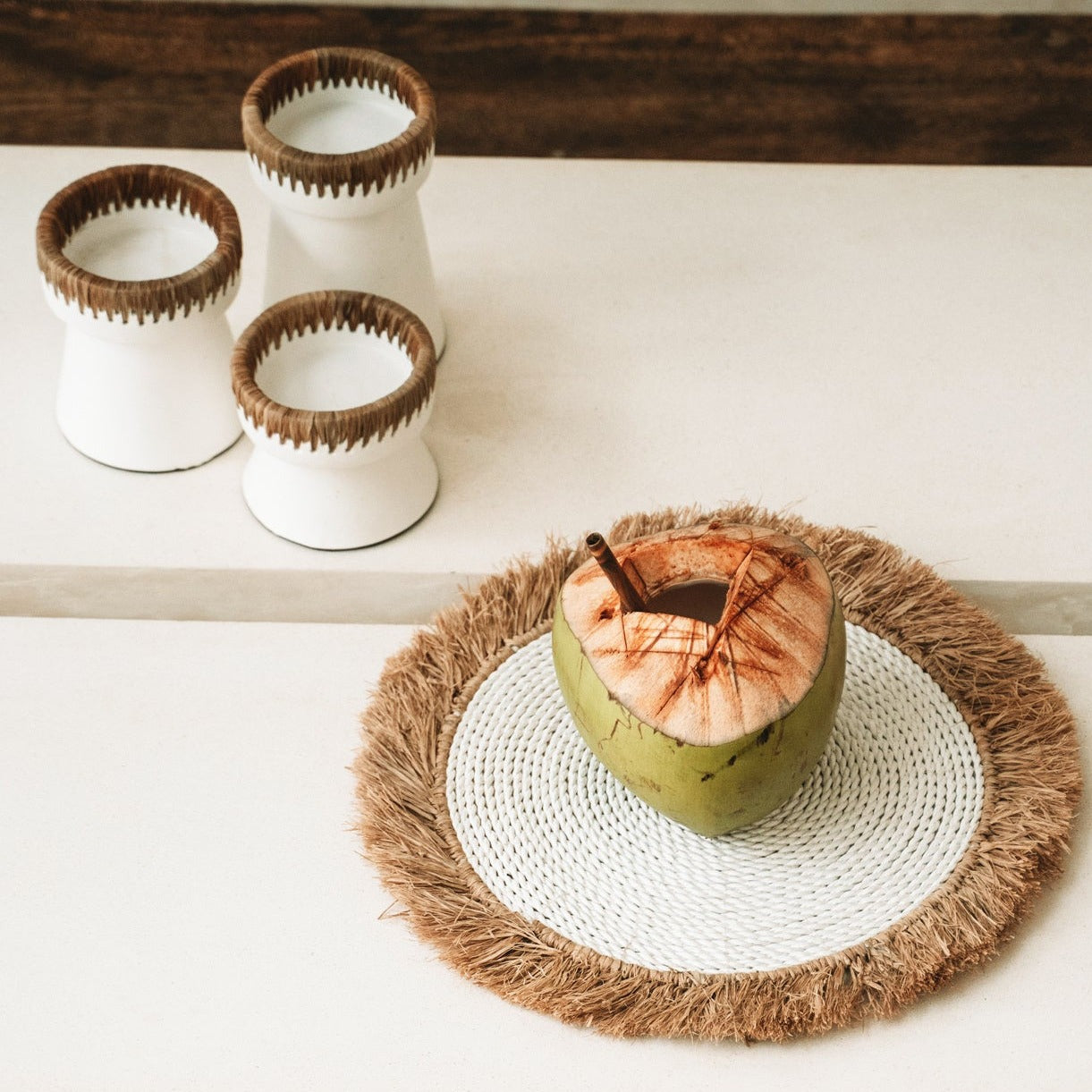 THE SEAGRASS RAFFIA Placemat White-Natural interior view with cups
