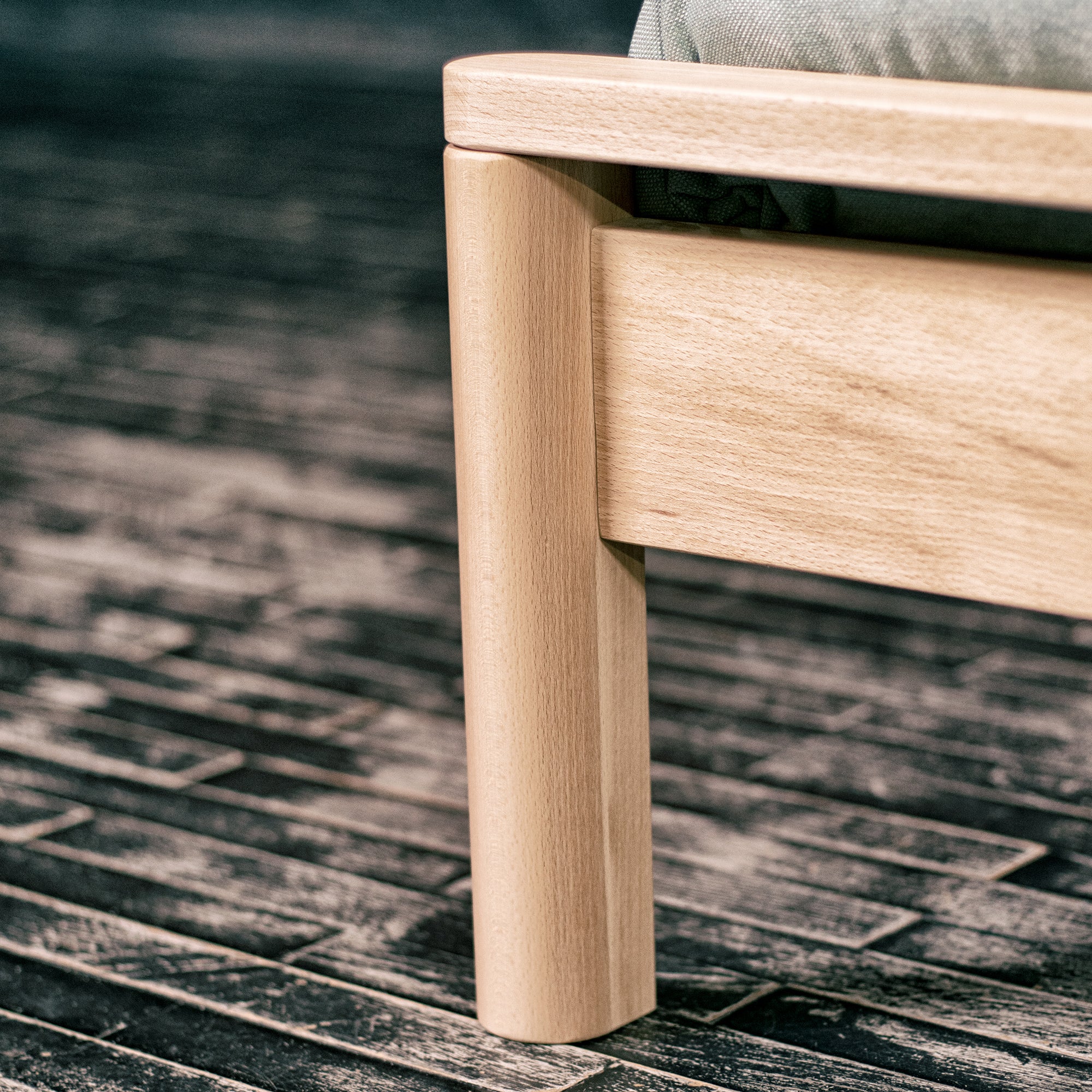 Bedroom Set DROP HARD-wooden leg detail