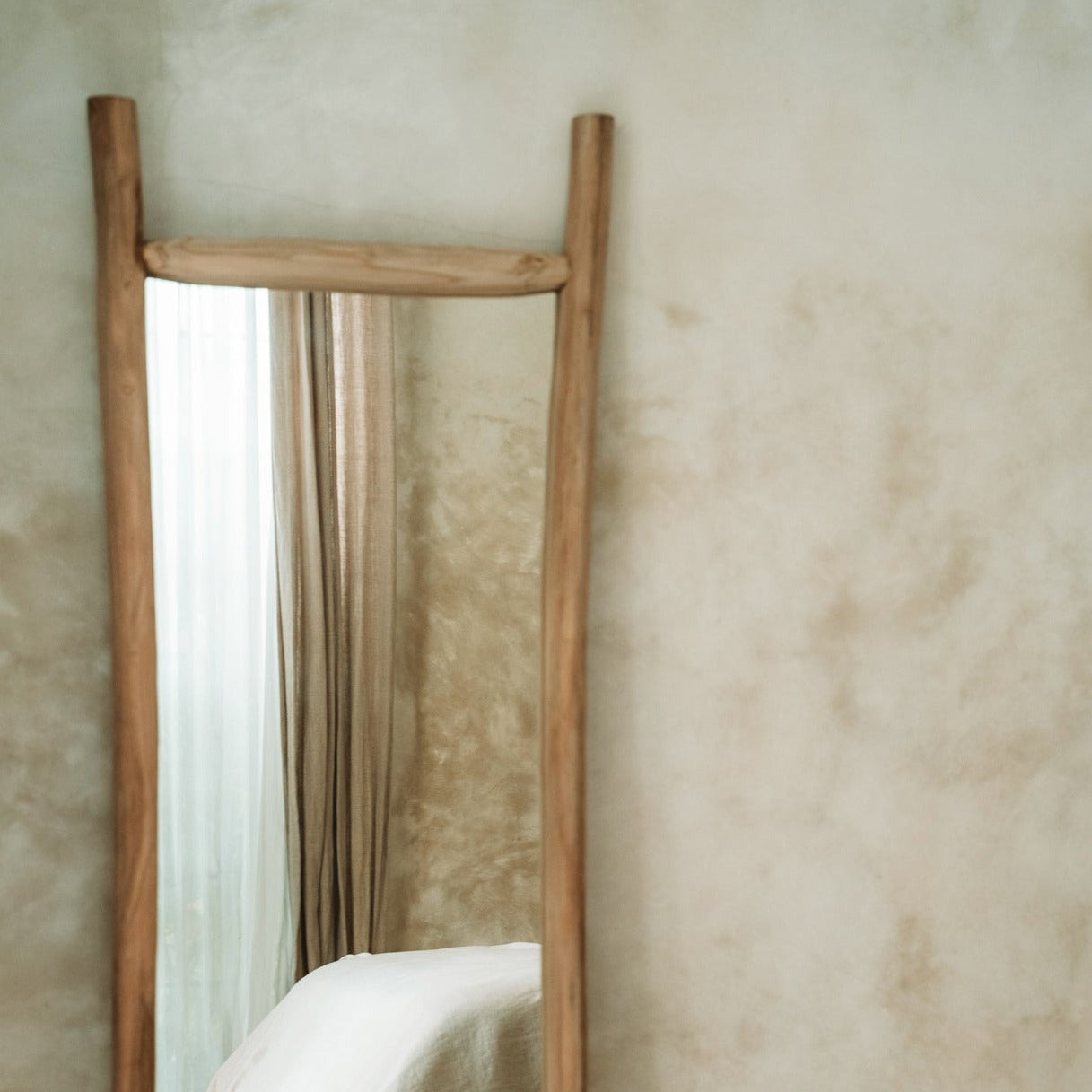 THE ISLAND DRESSING ROOM Mirror Natural macro interior view