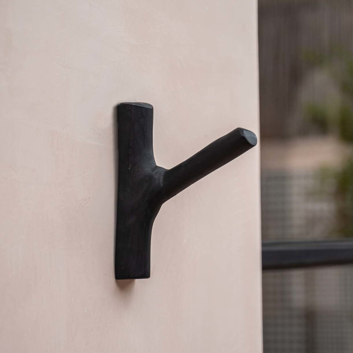 THE HOOK Teak Wood black, side view