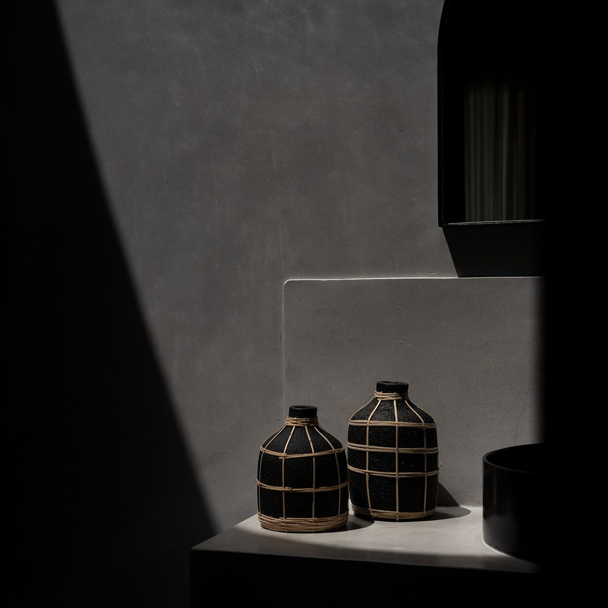 THE WHOOPY Vase - Black Natural Interior