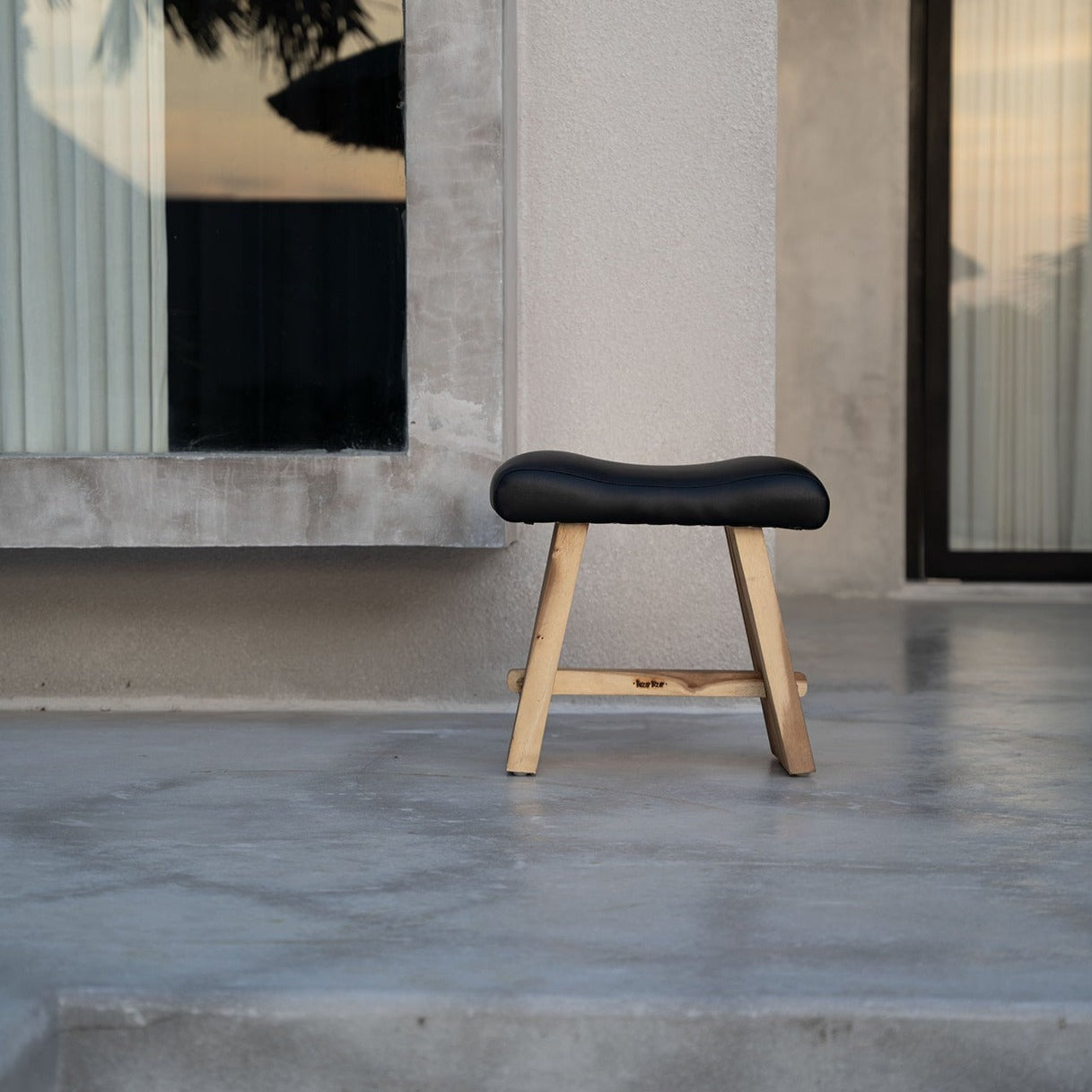 THE SUAR Stool with Leather - Natural Black