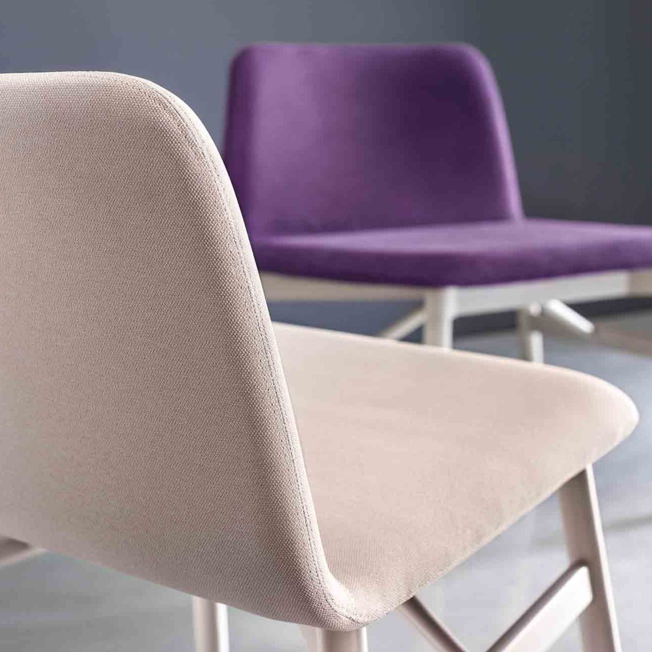BARDOT LE LOUNGE Armchair cream and purple upholstery