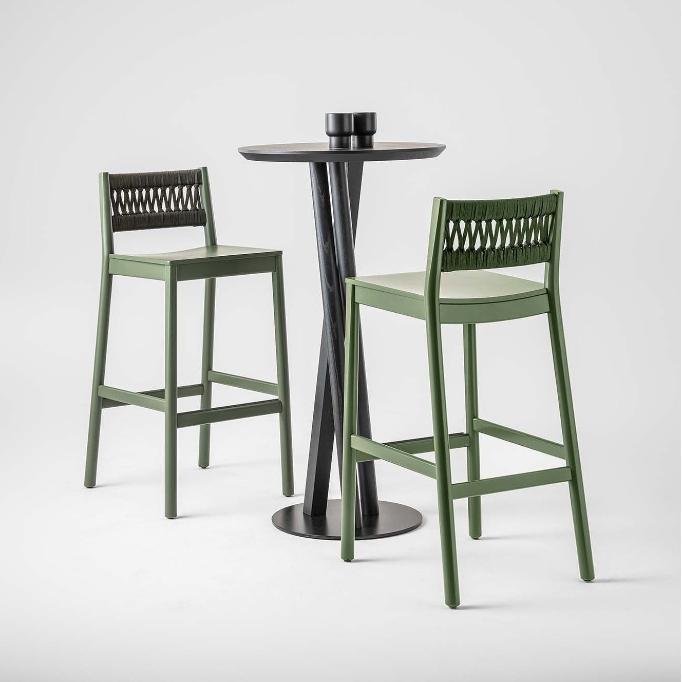NIELS FAST FOOD Table black table with two green stools