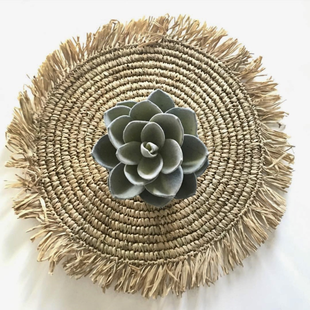 THE FRINGE RAFFIA Placemat Round Natural top view