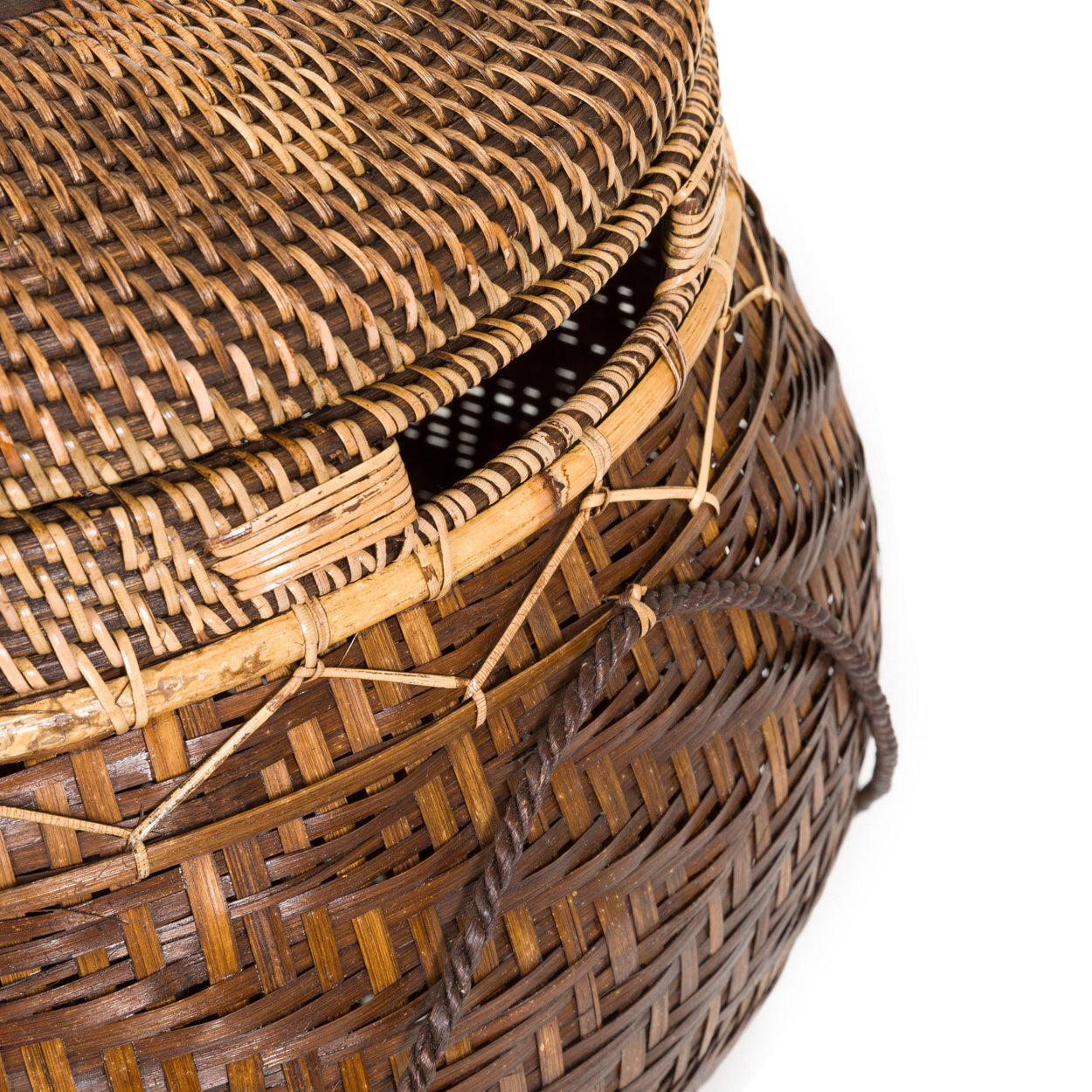 THE COLONIAL Basket side detail crop view