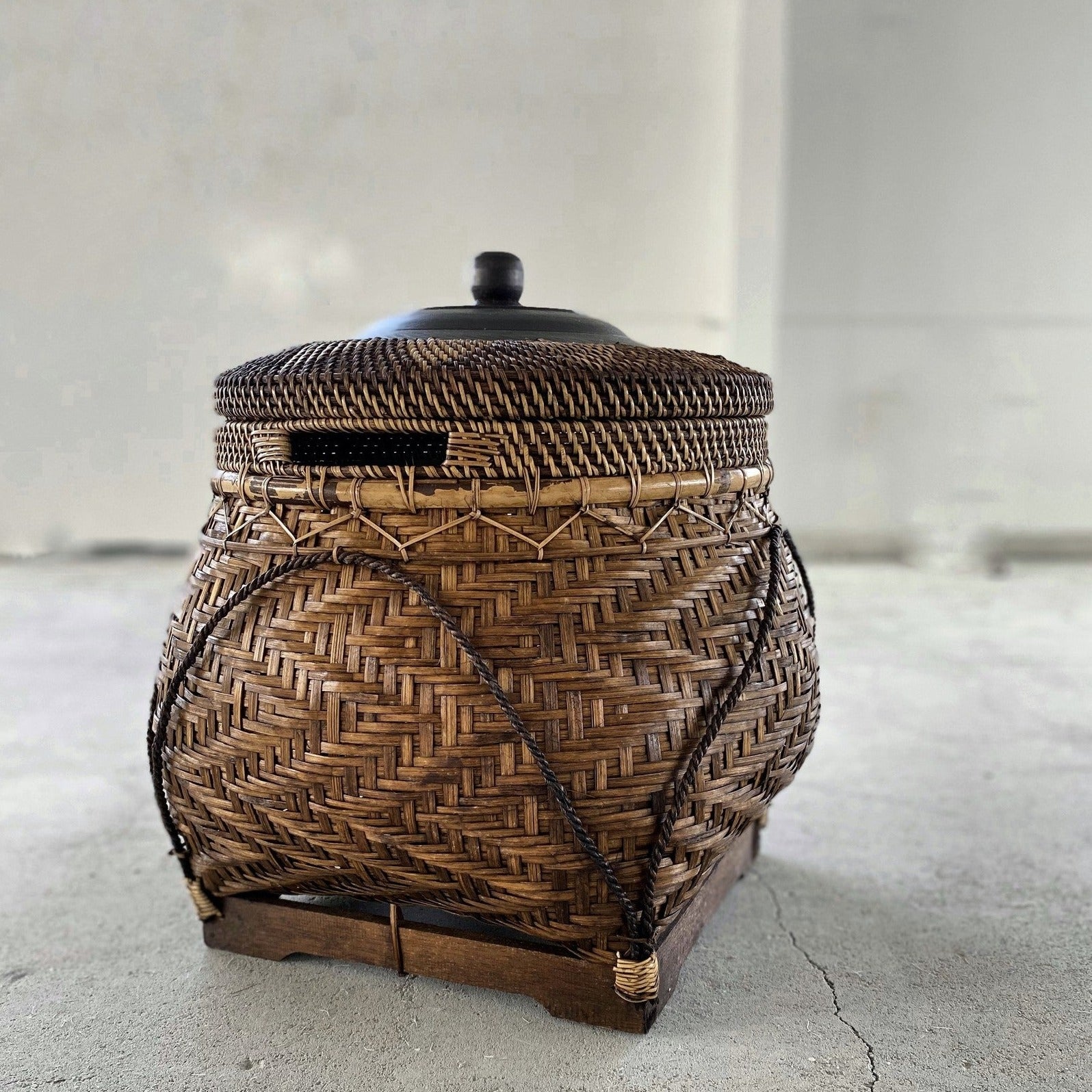 THE COLONIAL Basket outdoor side view