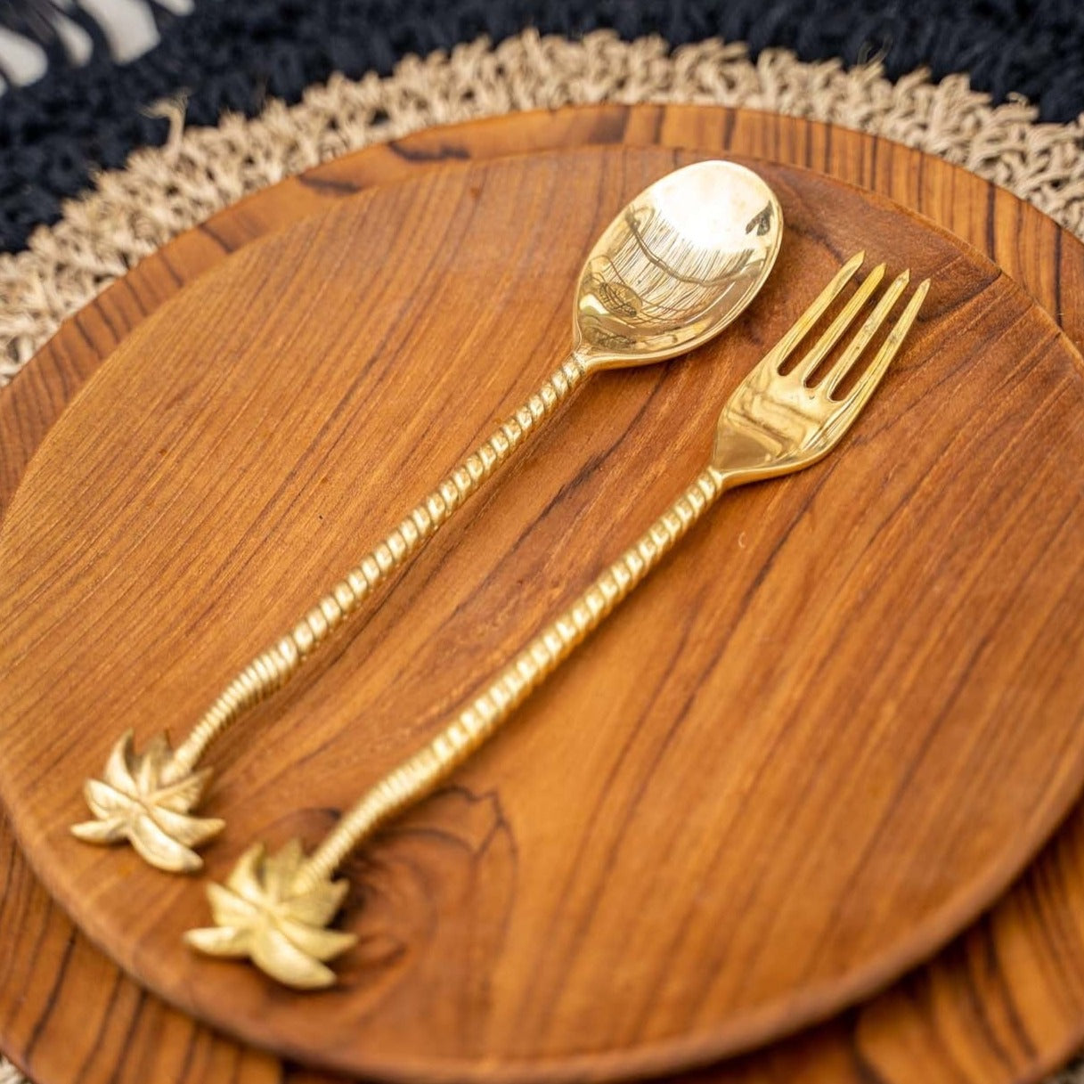 THE TEAK ROOT Round Plate large with cutlery