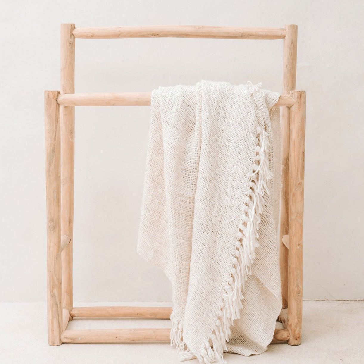 THE S'IL VOUS Plaid Cream in wooden ladder
