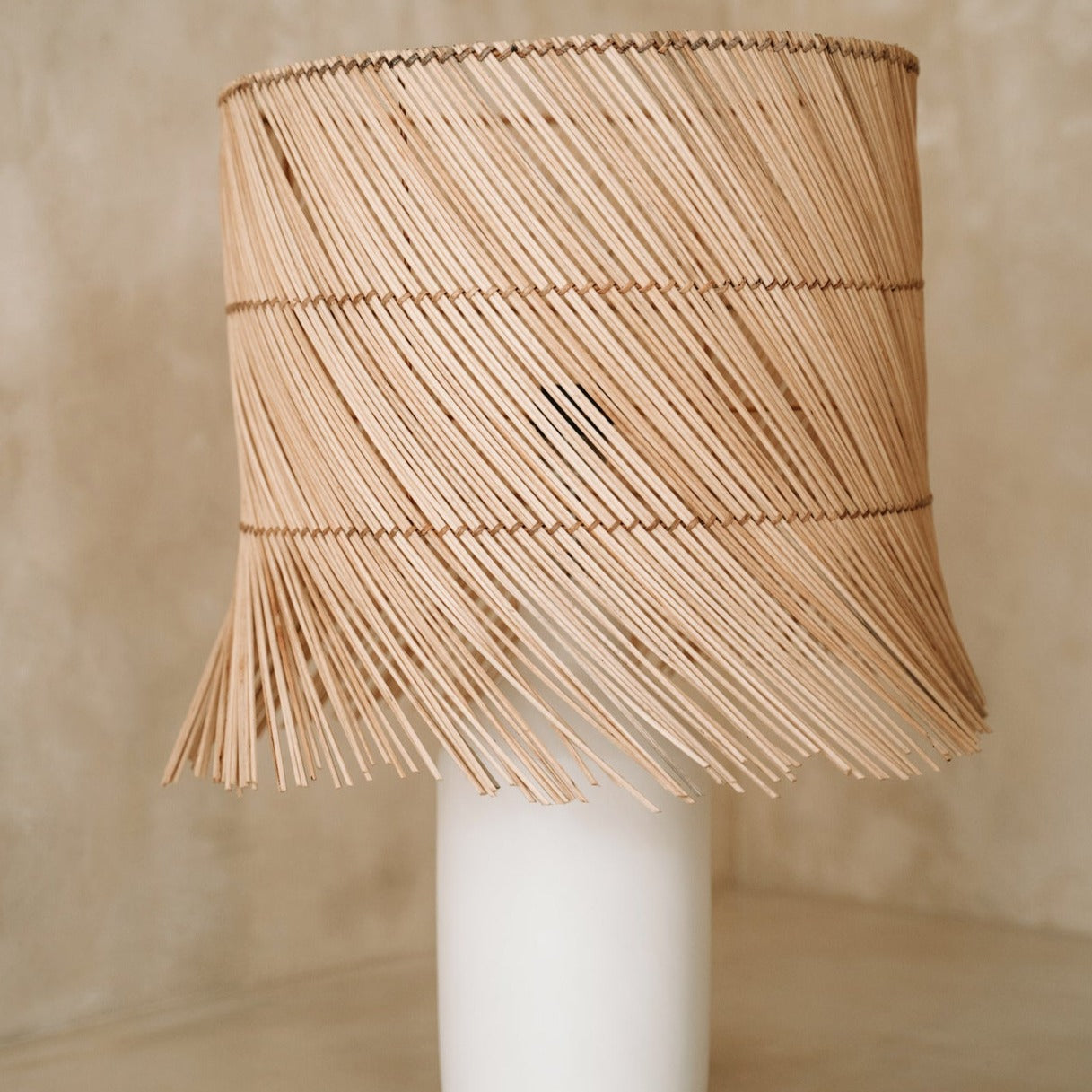 THE RATTAN Table Lamp Natural White interior view