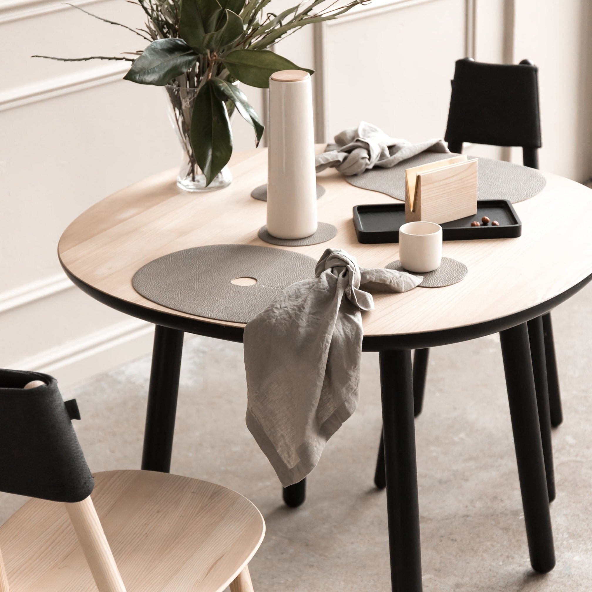NAЇVE Dining Table ash-interior view