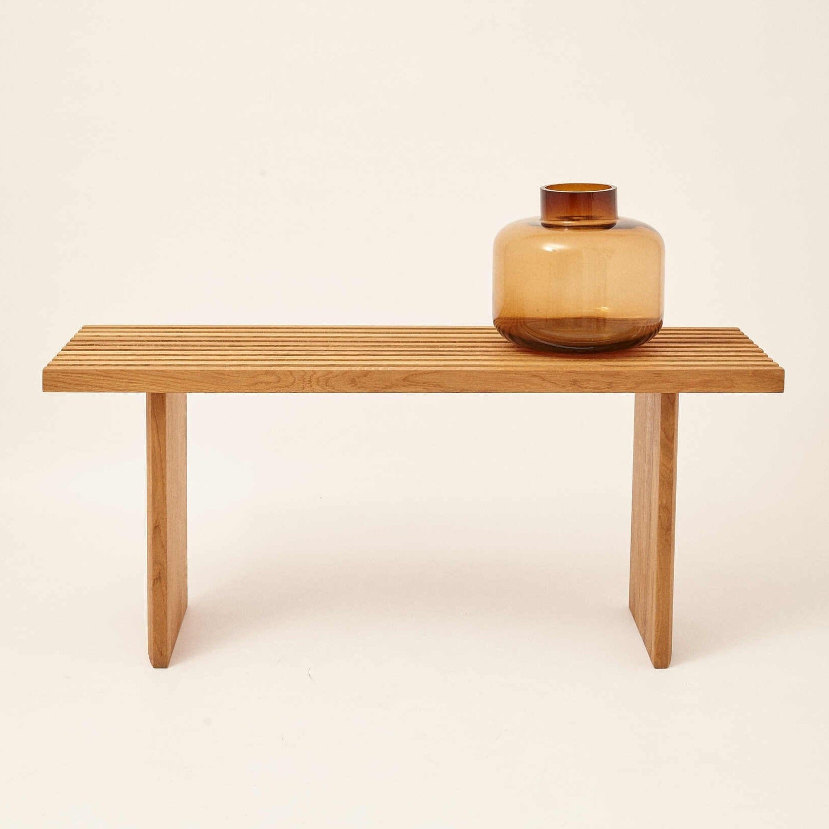 QUBANC Bench 105 natural oak-front view with vase