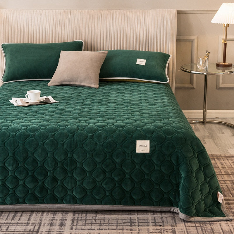 Velvet Thickened Queen Size Bedspread front view green